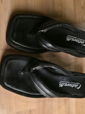 L'intervalle Black Padded Toe-Post Sandals